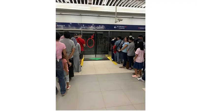Diduga Ada Sosok Misterius di Foto Tertib Antre MRT Jakarta