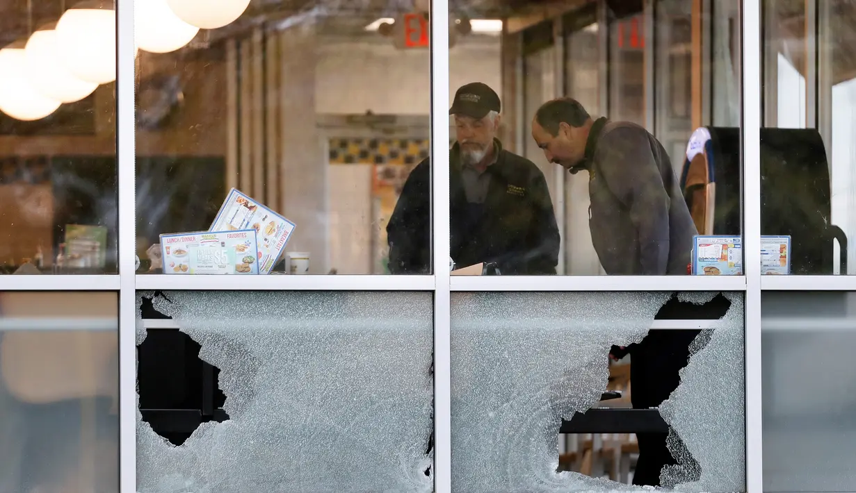 Kerusakan jendela akibat penembakan di area restoran Waffle House dekat Nashville, Tennessee, Minggu (23/4). Pihak otoritas mengatakan pelaku tiba dengan sebuah kendaraan, meski dia berjalan menjauhi restoran dengan setengah bugil (AP Photo/Mark Humphrey)