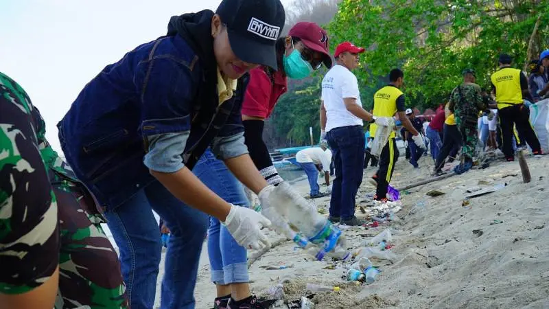 Giat Bersih Pantai di Labuan Bajo, Satu Ton Sampah Plastik Berhasil Terkumpul