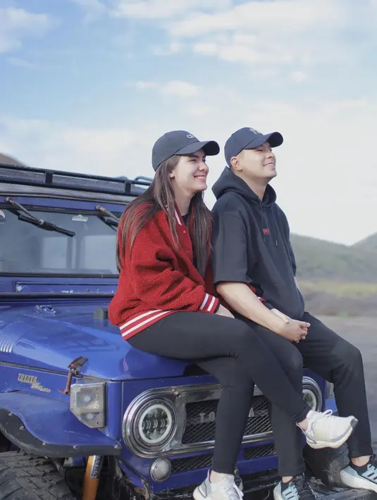 Netizen langsung salah fokus dengan paras mereka yang dinilai mirip bak kembaran. Tak sedikit juga netizen yang mendoakan keduanya berjodoh hingga pelaminan. [Foto: IG/steffizamoraaa].