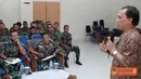 Citizen6, Surabaya: Kasubdit Persdik Kobangdikal Letkol Laut (KH) I Ketut Sumerta, menerima presentasi perkuliahan dari Universitas Pembangunan Nasional (UPN) Veteran, Surabaya, Selasa (21/2). (Pengirim: Penkobangdikal)
