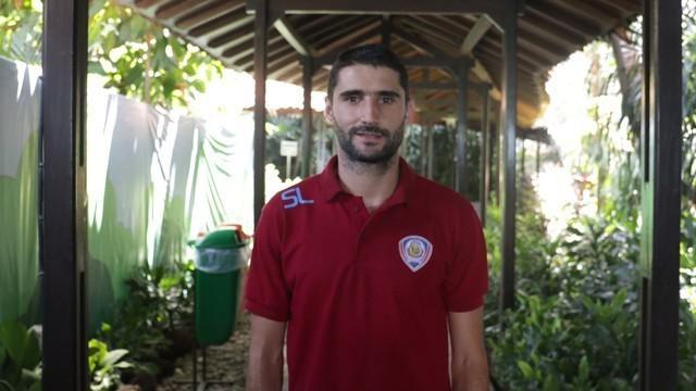 Gelandang Arema Cronus berbagi cerita sebelum laga final melawan Persib Bandung di SUGBK, Minggu (3/4/2016) WIB. Ia memberikan sedikit pandangan tentang Persib Bandung dan eks Arema yang kini berseragam Persib.