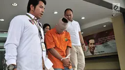 Polisi menggiring tersangka praktik prostitusi saat rilis di Mapolda Metro Jaya, Jakarta, Rabu (8/8). Polisi meringkus tiga tersangka muncikari yakni SBR, TM, dan RMV. (Merdeka.com/Iqbal Nugroho)