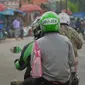 Pengendara ojek online bersama penumpang melintas di kawasan Terminal Kalideres, Jakarta, Selasa (22/3). Dengan adanya aksi demo angkutan umum di ruas Jakarta penumpang terlantar di sejumlah terminal. (Liputan6.com/Faisal R Syam)