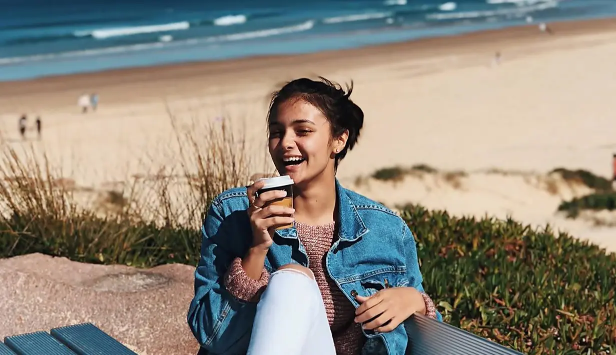 Disela kesibukannya, Amanda Rawles kerap bagikan momen saat bersantai di pantai. Baik saat berada di Bali, Labuan Bajo hingga di Australia. Dalam penampilannya yang kasul, gaya dari aktris yang hobi main tenis ini selalu menawan. (Liputan6.com/IG/@amandarawles)