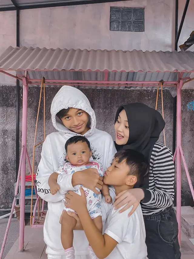 6 Potret Terbaru Bayi Mendiang Lina Mantan Istri Sule, Akrab dengan Kakak Sambungnya