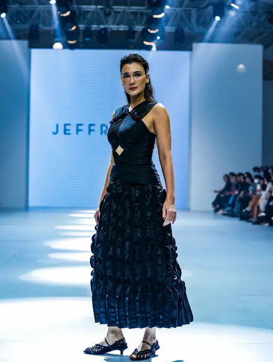 Di bagian rok, gaun panjang yang dikenakan Luna Maya tampak begitu anggun dengan detail ruffle vertikal. [dok. jfw2023]