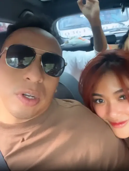 Solois yang akrab disapa Lala ini pergi bersama sang kekasih dan dua sahabatnya. [Instagram @lalamarionmj]