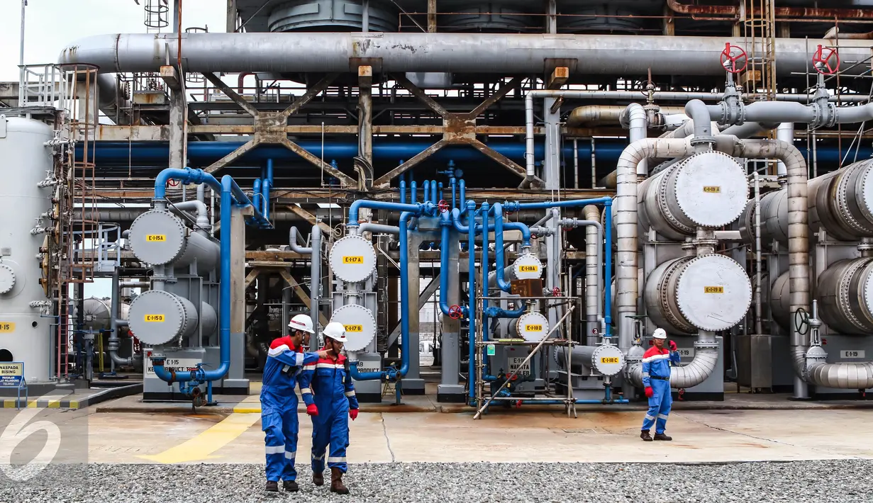 Petugas lapangan memantau Area Crude Distilation Unit (CDU IV) di kawasan kilang RU V Balikpapan, Kalimantan, Kamis (14/05). Unit CDU IV digunakan untuk mengolah campuran minyak mentah yang berasal dari Handil dan Bekapai. (Liputan6.com/Fery Pradolo)