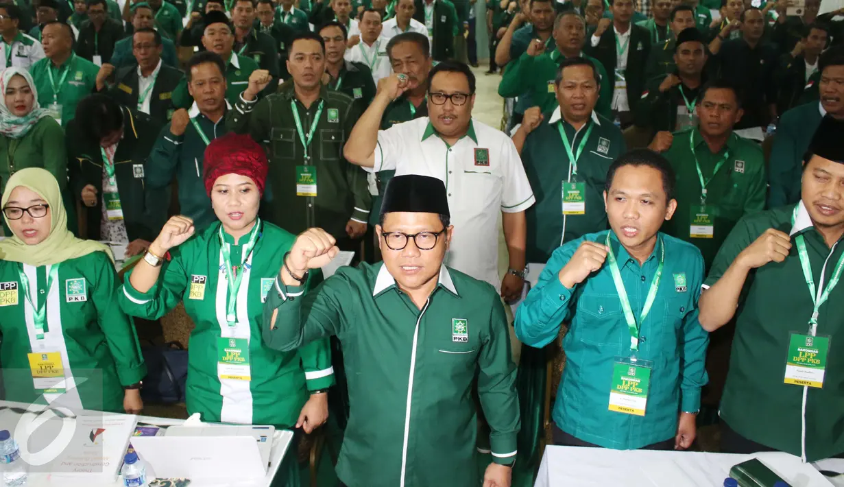 Ketum PKB Muhaimin Iskandar (Cak Imin) mengikuti Pembukaan Rakornas LPP DPP PKB, Jakarta, Sabtu (29/4). Muhaimin mengatakan PKB menargetkan tahun 2019 harus memenangkan Pemilu atau minimal kedua partai terbesar. (Liputan6.com/Angga Yuniar)