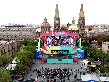 Pemandangan udara menunjukkan instalasi FIFA Fan Fest Guadalajara di Plaza de la Liberacion, Guadalajara, Meksiko, Selasa 9 Juni 2026, menjelang pembukaan turnamen sepak bola Piala Dunia 2026. (Ulises RUIZ/AFP)