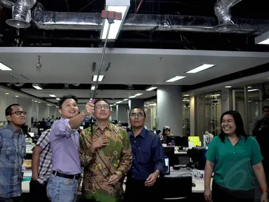 Menteri Agama Lukman Hakim Saifuddin selfie bareng tim redaksi Liputan6.com, Jakarta, Senin (8/9/14). (Liputan6.com/Miftahul Hayat)