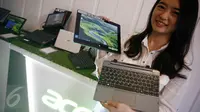 Model menunjukan produk terbaru notebook Acer di Jakarta, Rabu (22/6). Produk ini juga telah menggunakan prosesor intel generasi ke-6. (Liputan6.com/Angga Yuniar)
