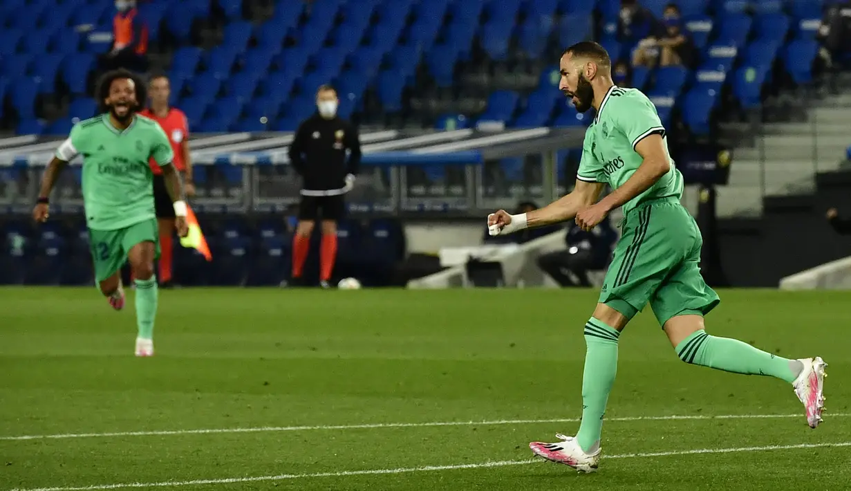 Pemain Real Madrid Karim Benzema melakukan selebrasi usai mencetak gol ke gawang Real Sociedad pada pertandingan La Liga di Stadion Anoeta, San Sebastian, Spanyol, Minggu (21/6/2020). Real Madrid memuncaki klasemen sementara La Liga usai mengalahkan Real Sociedad 2-1. (AP Photo/Alvaro Barrientos)