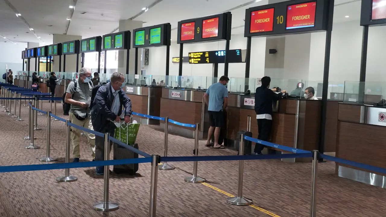 Direktorat Jenderal Imigrasi memberikan fasilitas fast track atau kemudahan bagi 2.105 jurnalis asing yang akan tiba di Indonesia untuk meliput KTT G20 di Bali (Liputan6.com/Pramita Tristiawati)