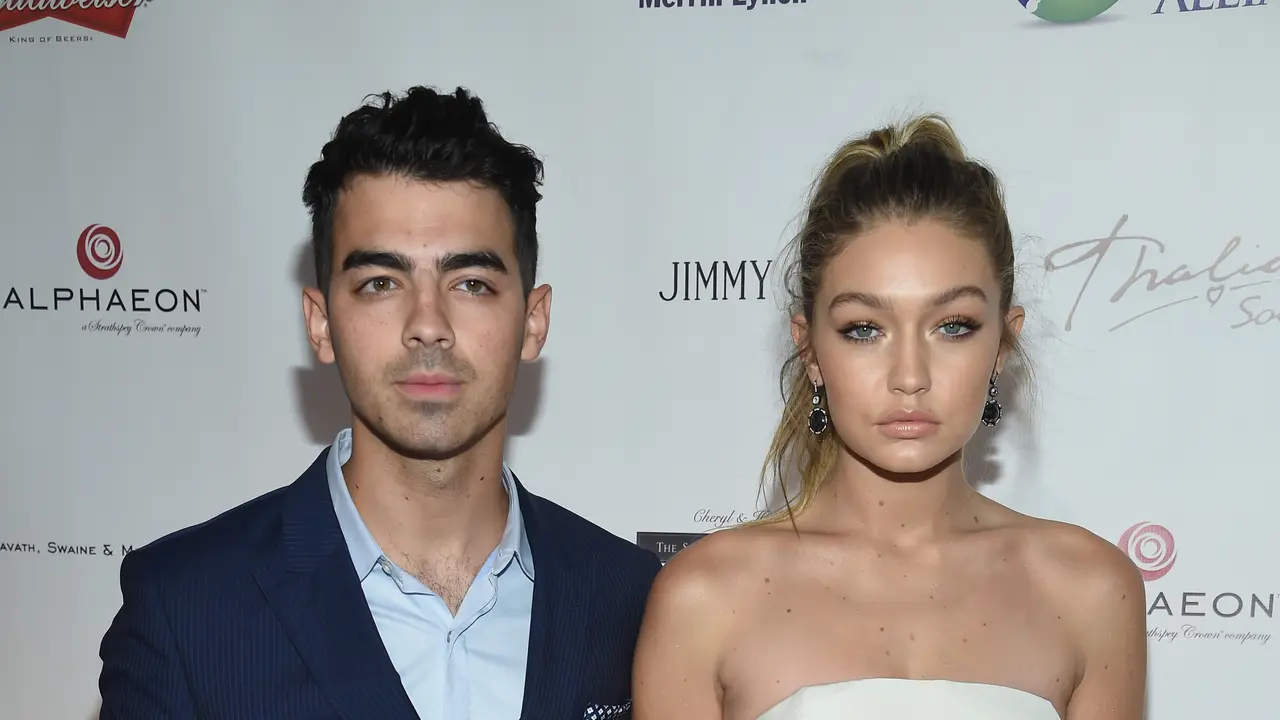 [Bintang] Gigi Hadid dan Joe Jonas