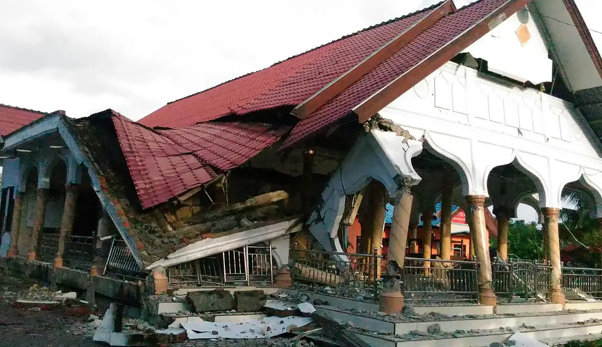 Sebuah bangunan mengalami rusak parah akibat gempa 6,4 SR yang mengguncang Kabupaten Pidie Jaya, Aceh, Rabu (7/12). Sejumlah bangunan di Kabupaten Pidie Jaya rusak akibat gempa yang tak berpotensi tsunami tersebut. (Zian Muttaqien/AFP)