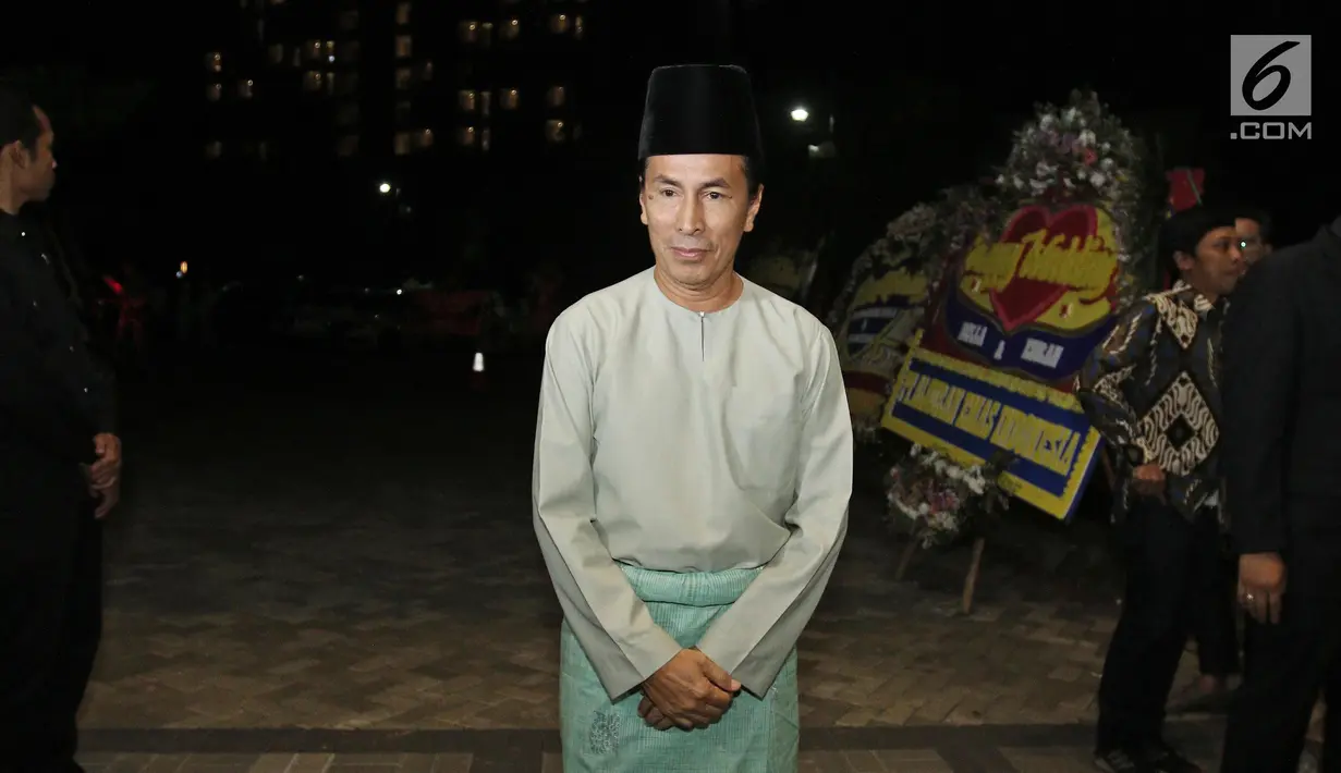 Penyanyi legendaris asal Malaysia, Amy Search menghadiri resepsi kedua pernikahan Laudya Cynthia Bella dan Engku Emran di Bandung, Minggu (8/10). Amy Search turut membawakan lagu andalannya, Isabella. (Liputan6.com/Herman Zakharia)