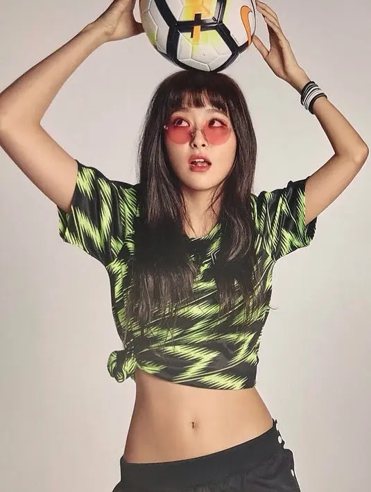 "Setidaknya aku pintar menyanyi dan menari, tapi aku pernah terpuruk. Aku   tak bisa bernyanyi. Aku menari karena aku tak bisa bernyanyi," jelasnya. (Foto: instagram.com/seulgiredvelvet)