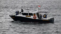 Pencarian di laut dilakukan dengan menggunakan kapal, baik dari TNI/Polri, serta tim SAR gabungan lainnya. Helikopter dan pesawat juga dikerahkan untuk memantau dari udara. (SONNY TUMBELAKA/AFP)