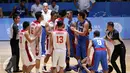 Pebasket Indonesia dan Filipina bersitegang saat berlaga di penyisihan Grup A SEA Games 2015 di OCBC Arena Hall, Singapura, Rabu (10/6/2015). Indonesia kalah 52-81 dari Filipina. (Liputan6.com/Helmi Fithriansyah)