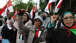 Aksi ini bertepatan dengan rangkaian acara Reuni Akbar 212 dan dilakukan oleh massa yang tergabung dalam berbagai kelompok, termasuk Aliansi Rakyat Indonesia Bela Palestina (ARI-BP). Tampak dalam foto, massa saat menggelar aksi damai di depan Kedutaan Besar Amerika Serikat (Kedubes AS), Jakarta, Selasa (2/12/2025). (Kapanlagi.com/Budy Santoso)