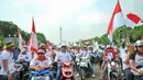 Massa dari Pergerakan Pelaut Indonesia (PPI) membawa atribut bendera ketika berunjuk rasa di Jalan Merdeka Barat, Jakarta, Kamis (12/5). Massa menuntut pemerintah memperhatikan kesejahteraan dan peningkatan upah mereka. (Liputan6.com/Yoppy Renato)