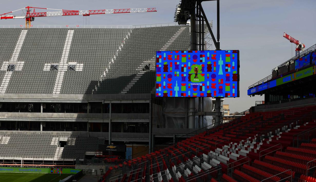 Tempat duduk tribun sementara dipasang untuk menambah kapasitas di dekat tribun reguler di BMO Field, Toronto, Kanada, pada Selasa 24 Maret 2026. Jelang perhelatan Piala Dunia 2026, BMO Field Stadium terus berbenah. (Cole BURSTON/AFP)