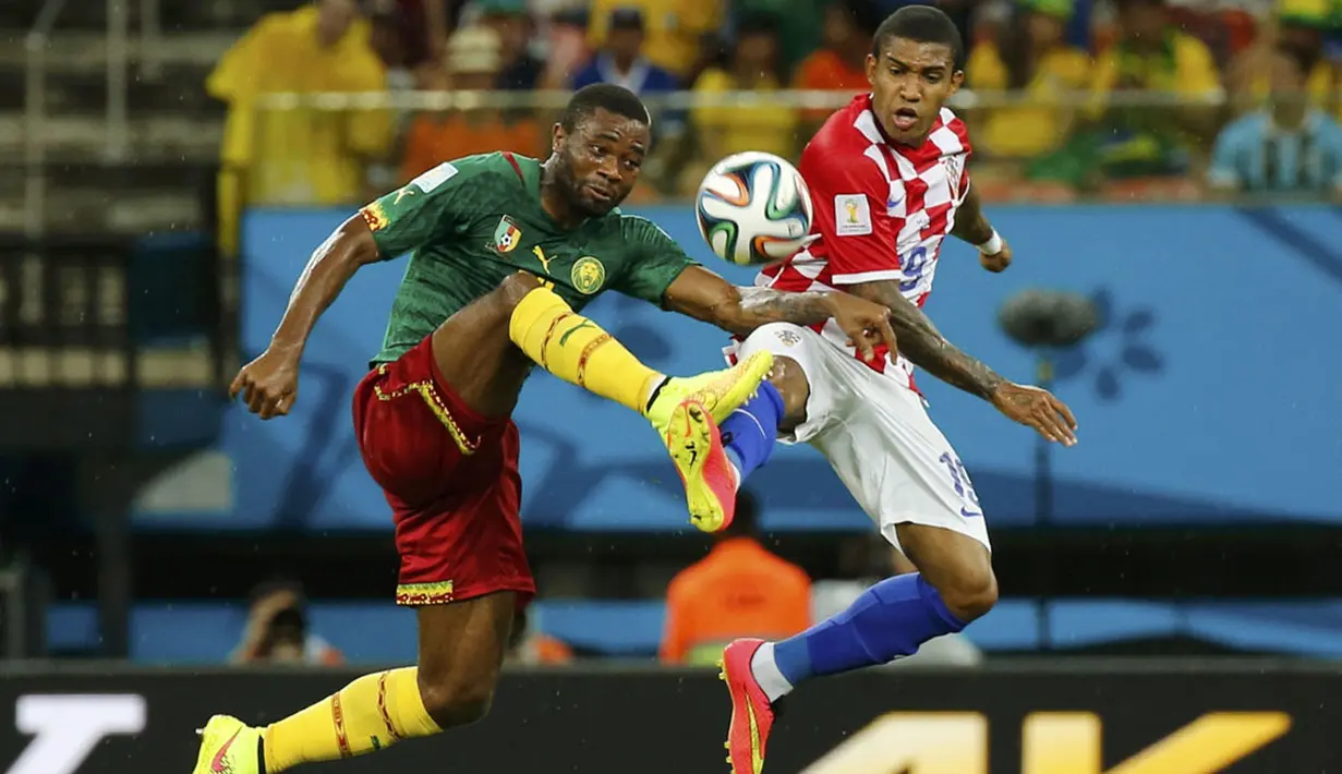 Pemain belakang Kamerun, Aurelien Chedjou (kiri) berebut bola dengan Sammir (Kroasia) Sammir saat berlaga di babak penyisihan Piala Dunia 2014 Grup A di Stadion Amazonia, Manaus, Brasil, (19/6/2014). (REUTERS/Siphiwe Sibeko) 