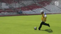 Menteri PUPR Basuki Hadimuljono menendang bola saat menjajal rumput Stadion Utama Gelora Bung Karno di Senayan, Jakarta, Kamis (23/11). Kedatangan Menteri Basuki untuk meninjau venue yang akan digunakan Asian Games 2018. (Liputan6.com/Angga Yuniar)