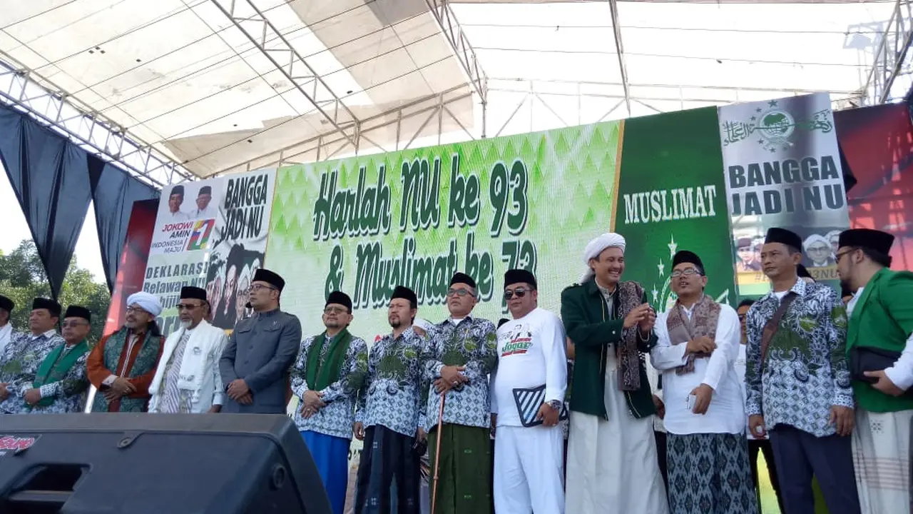 Gubernur Ridwan Kamil tampak berada di deretan para kiai, ulama Garut saat deklarasi pemenangan Jokowi kemarin