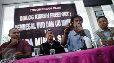 Margarito Kamis (kedua kanan) memberikan paparan saat berdiskusi mengenai kisruh Freeport di Jakarta, Minggu (6/12/2015). Dialog tersebut bertema "Pembegal UUD dan UU Minerba Vs Papa Minta Saham". (Liputan6.com/Faizal Fanani) 