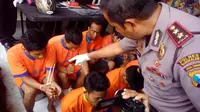 Kapolres Bangkalan, AKBP Anissullah M Ridha menginterogasi ayah yang mengajak anak tirinya mencuri sepeda motor. (Liputan6.com/Musthofa Aldo)