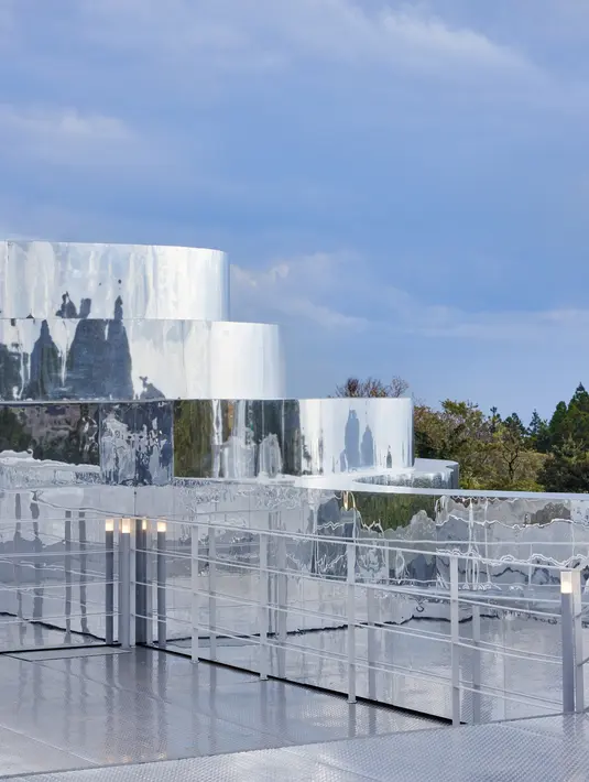 Berada di kaki Gunung Halla, menghadap ke Gunung Sanbang dan Pesisir Selatan, desain tempat ini sangat memungkinkan pengunjung untuk menikmati pemandangan yang menakjubkan. Foto: Document/Burberry.