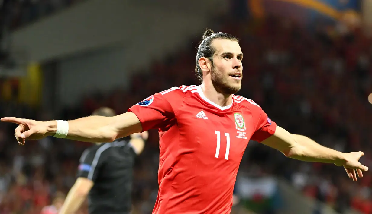 Pemain Wales, Gareth Bale merayakan golnya ke gawang Rusia pada laga grup B Euro cup 2016 di Stadion Municipal, Toulouse, Selasa (21/6/2016) dini hari WIB. Wales menang 3-0. (AFP/Pascal Guyot)