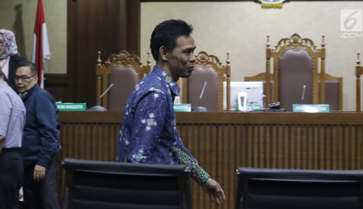 Terdakwa kasus dugaan suap terkait pencemaran limbah sawit yang juga anggota nonaktif DPRD Kalteng, Arisavanah usai saat sidang putusan di Pengadilan Tipikor, Jakarta, Rabu (3/7/2019). Arisavanah dijatuhi hukuman empat tahun penjara, denda Rp200 juta . (Liputan6.com/Helmi Fithriansyah)