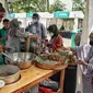 Penjaja kuliner melayani pengunjung di Festival Jajanan Bango (FJB), Senayan, Jakarta, Jumat (28/10/2022). Sebanyak 90 penjaja kuliner turut berpartisipasi dalam FJB yang digelar selama tiga hari, yakni 28-30 Oktober. (Liputan6.com/Angga Yuniar)