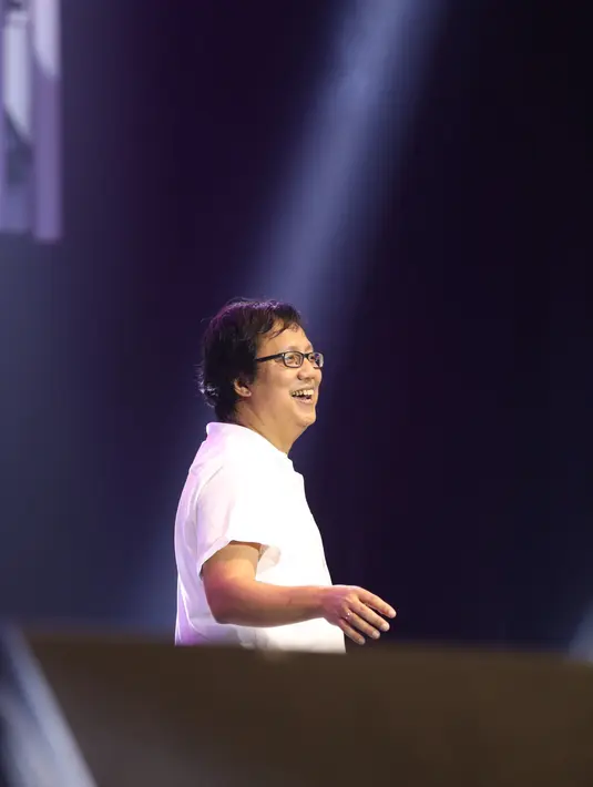  "Baru kali ini setahu saya ada penyanyi anak-anak yang tampil di Java Jazz Festival. Ini suatu kebanggaan bagi saya dan Gita," ucap Erwin di atas panggung memuji anak-anak Di Atas Rata-Rata. (Andy Masela/Bintang.com)