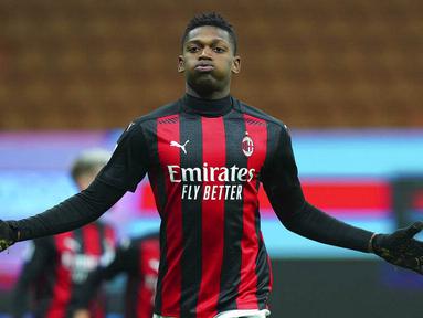 Penyerang AC Milan, Rafael Leao, merayakan gol ke gawang Torino pada laga Liga Italia di Stadion San Siro, Sabtu (9/1/2021). AC Milan menang dengan skor 2-0. (Spada/LaPresse via AP)