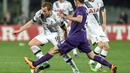 Pemain Tottenham Hotspur, Harry Kane, berusaha melewati pemain Fiorentina, Milan Badelj, dalam leg pertama babak 32 besar Liga Europa di Stadion Artemio Franchi, Italia, Jumat (19/2/2016) dini hari WIB. (AFP/Andreas Solaro)