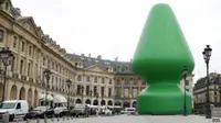 Karya seni mirip alat bantu seks itu diletakkan di pusat kota Paris, Prancis.