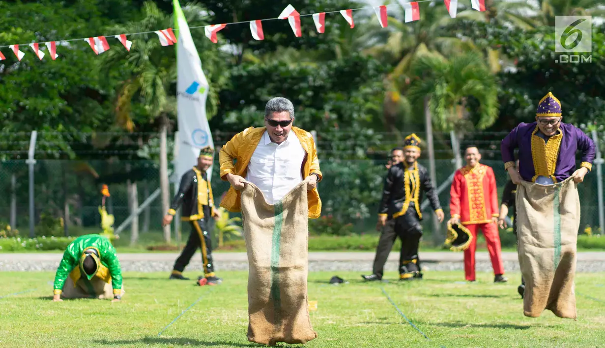 Karyawan mengikuti lomba balap karung dalam rangka HUT ke-74 RI di kilang JOB Pertamina-Medco E&P Tomori Sulawesi, Sabtu (17/8/2019). Perlombaan yang digelar di lokasi produsen hulu pasokan gas tersebut bertujuan meningkatkan keakraban serta rasa cinta tanah air. (Liputan6.com/Immanuel Antonius)