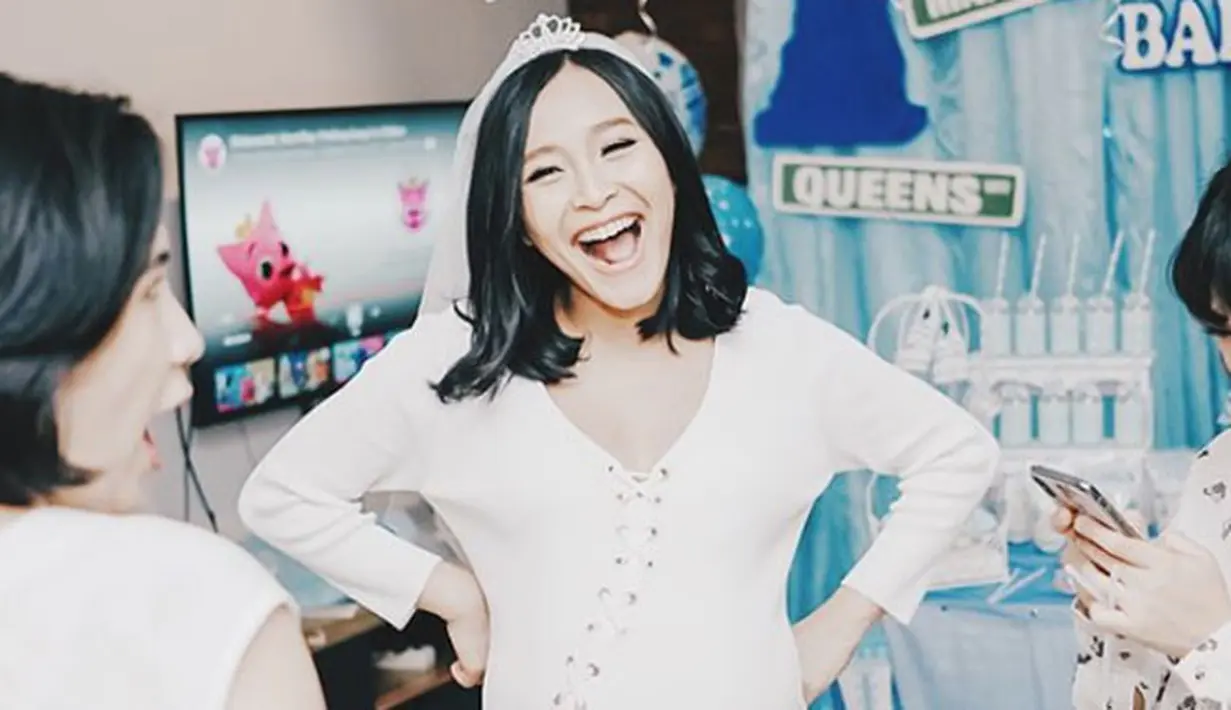 Dekorasi di baby shower Rinni Wulandari ini didominasi dengan warna biru dan putih. (Foto: instagram.com/rinni_w)