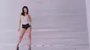 Dalam video klip Shut Down, Jennie tampil memukau nan seksi mengenakan korset berlapis mutiara putih. Dipadukan short pants hitamnya. Credit: YG Entertaiment