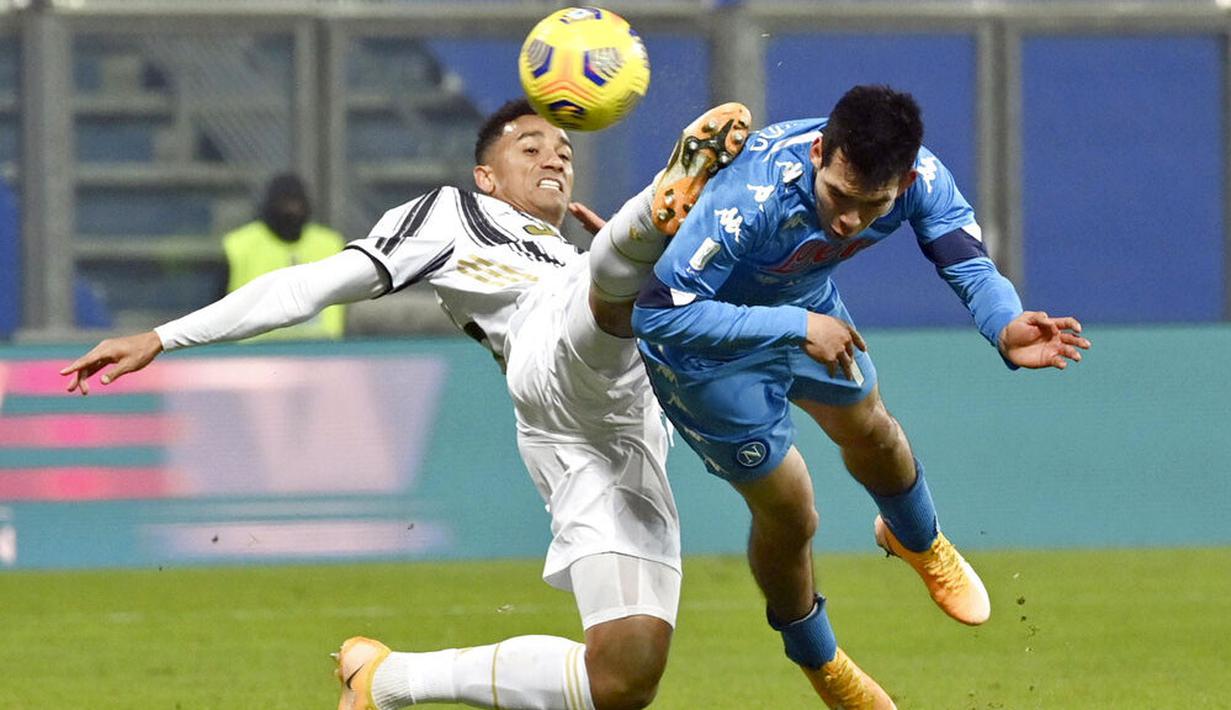 Bek Juventus, Danilo, berebut bola dengan pemain Napoli, Hirving Lozano pada laga final Piala Super Italia di Stadion Mapei, Rabu (20/1/2021). Juventus menang dengan skor 2-0. (Massimo Paolone/LaPresse via AP)