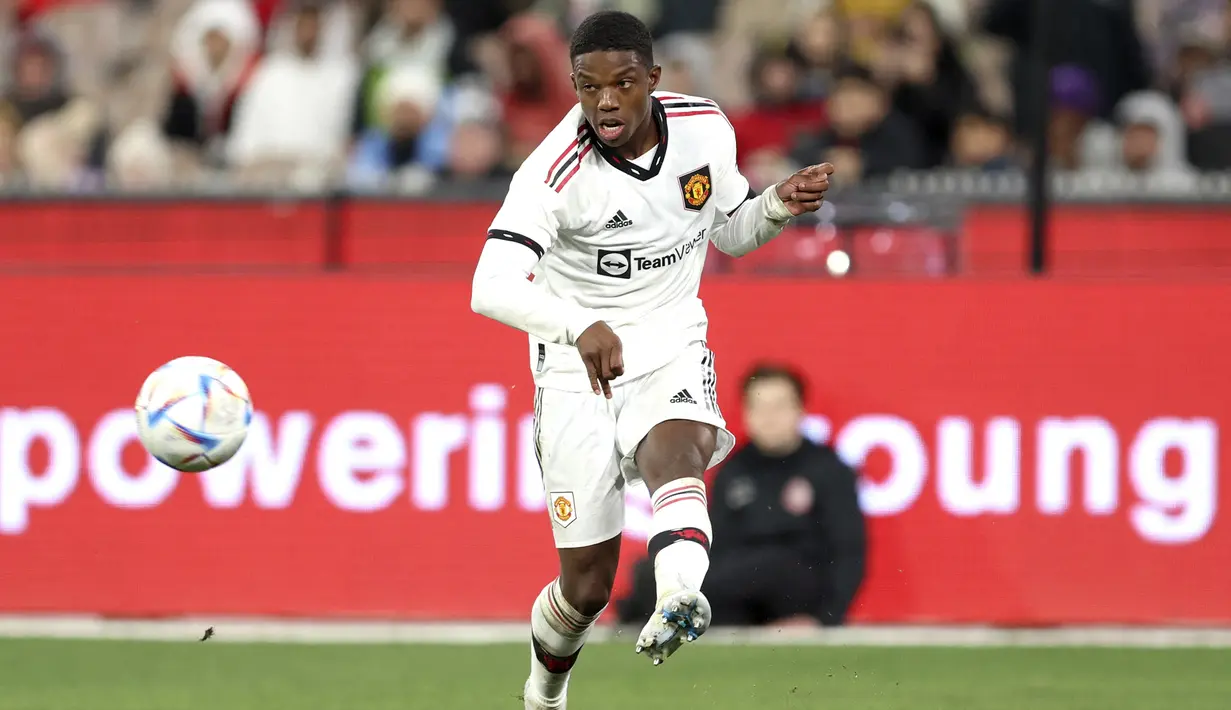 Tyrell Malacia. Sebelum akhirnya digaet Manchester United dari Feyenoord, Lyon adalah klub yang telah lebih dahulu melakukan negosiasi dengan Feyenoord. Tawaran senilai 13 juta euro pun sebenarnya telah diterima oleh Feyenoord untuk melepas bek kiri Belanda berusia 22 tahun itu. Namun di saat-saat akhir, MU menikung dengan tawaran yang lebih menarik dan akhirnya terjadi kesepakatan di angka 15 juta euro atau setara Rp228 miliar. (AFP/Martin Keep)