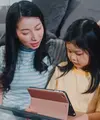 Orangtua dapat membantu anak menggunakan media sosial dengan aman, memahami risiko online, serta tetap menghormati privasi dan kemandirian. (Foto/Dok: Magnific)