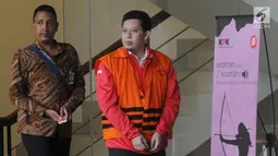 Bupati nonaktif Cianjur Irvan Rivano Muchtar usai menjalani pemeriksaan lanjutan di Gedung KPK, Jakarta, Selasa (2/4). Irvan diperiksa sebagai tersangka untuk pelengkapan berkas dalam kasus dugaan menerima suap anggaran pendidikan dari para kepala sekolah di Cianjur. (merdeka.com/Dwi Narwoko)