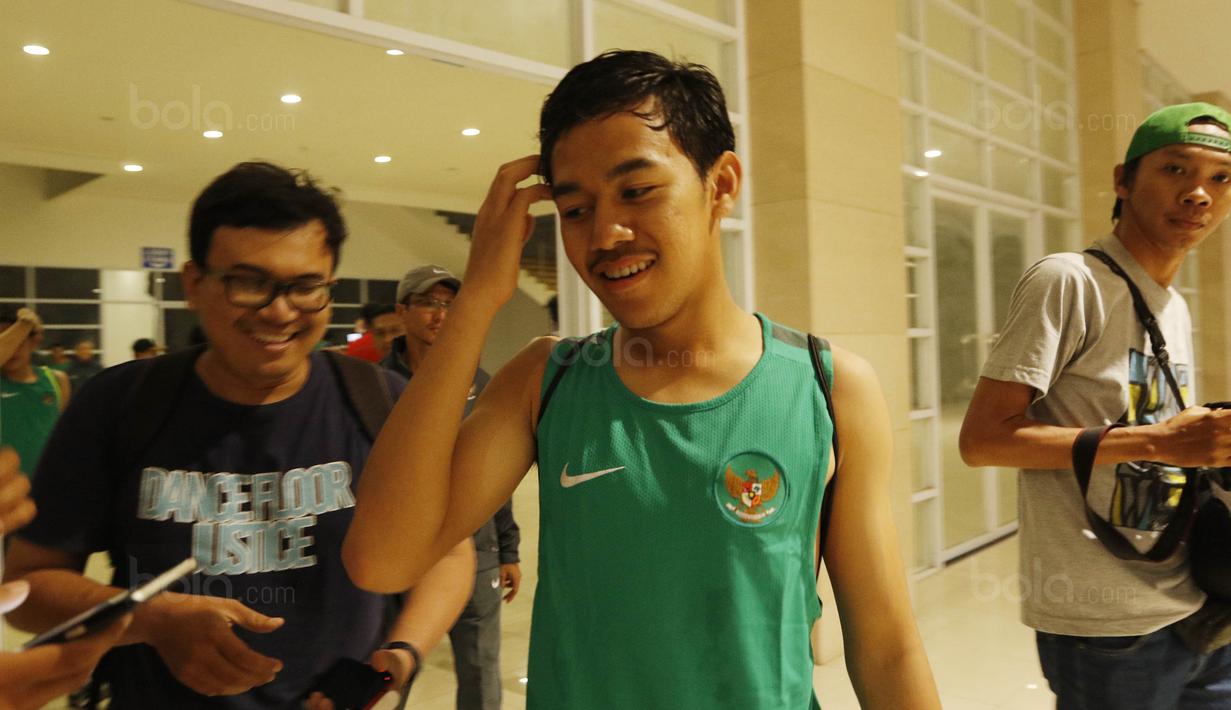 Bintang Timnas U-19, Muhammad Luthfi, usai mengikuti sesi latihan bersama Timnas U-23 di Stadion Wibawa Mukti, Cikarang, Selasa (14/11/2017). Timnas Indonesia U-23 akan bertanding melawan Suriah U-23.  (Bola.com/M Iqbal Ichsan)