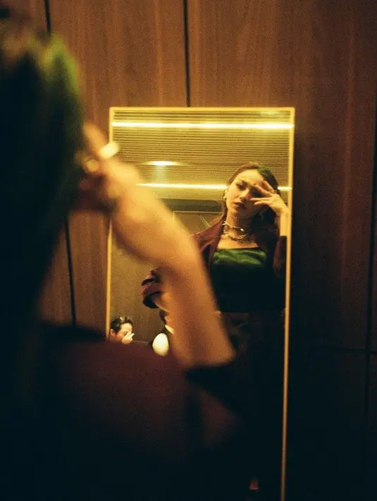 <p>Bisa dibilang Mahalini tampil allout untuk acara ini. Ia terlihat mengenakan aksesoris warna silver dengan spike. [Foto: instagram.com/mahaliniraharja]</p>